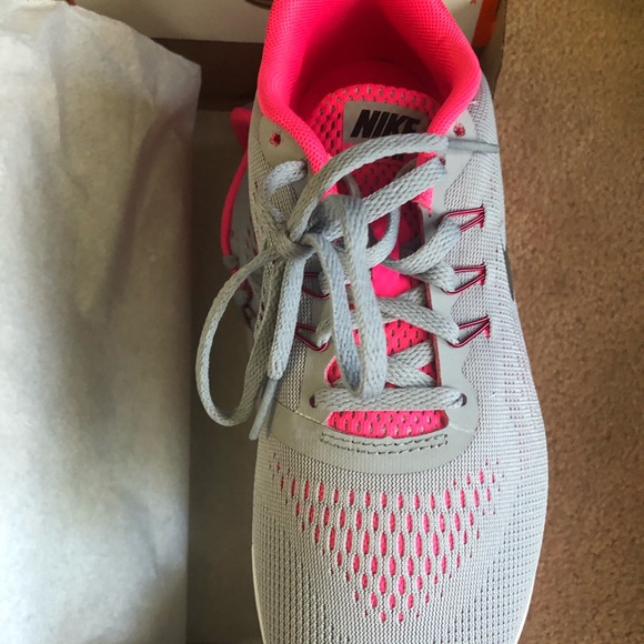 BRAND NEW NIKE FREE RN - Picture 2 of 5